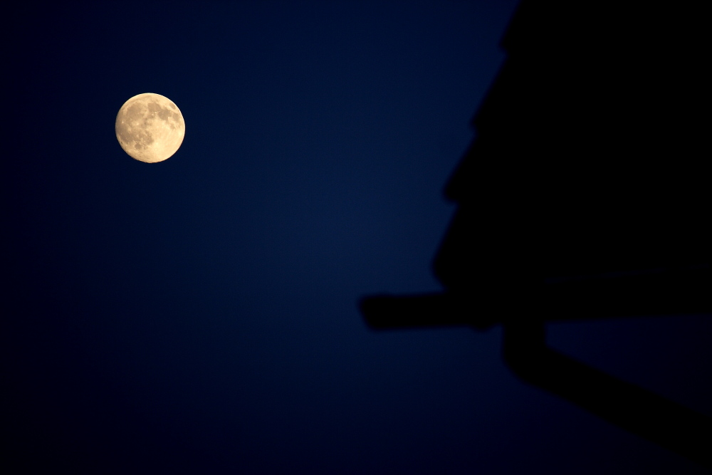 Mond über'm Dach