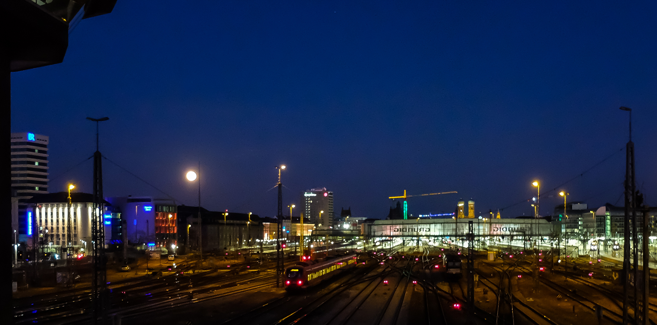 Mond überm Hauptbahnhof (1 von 3)