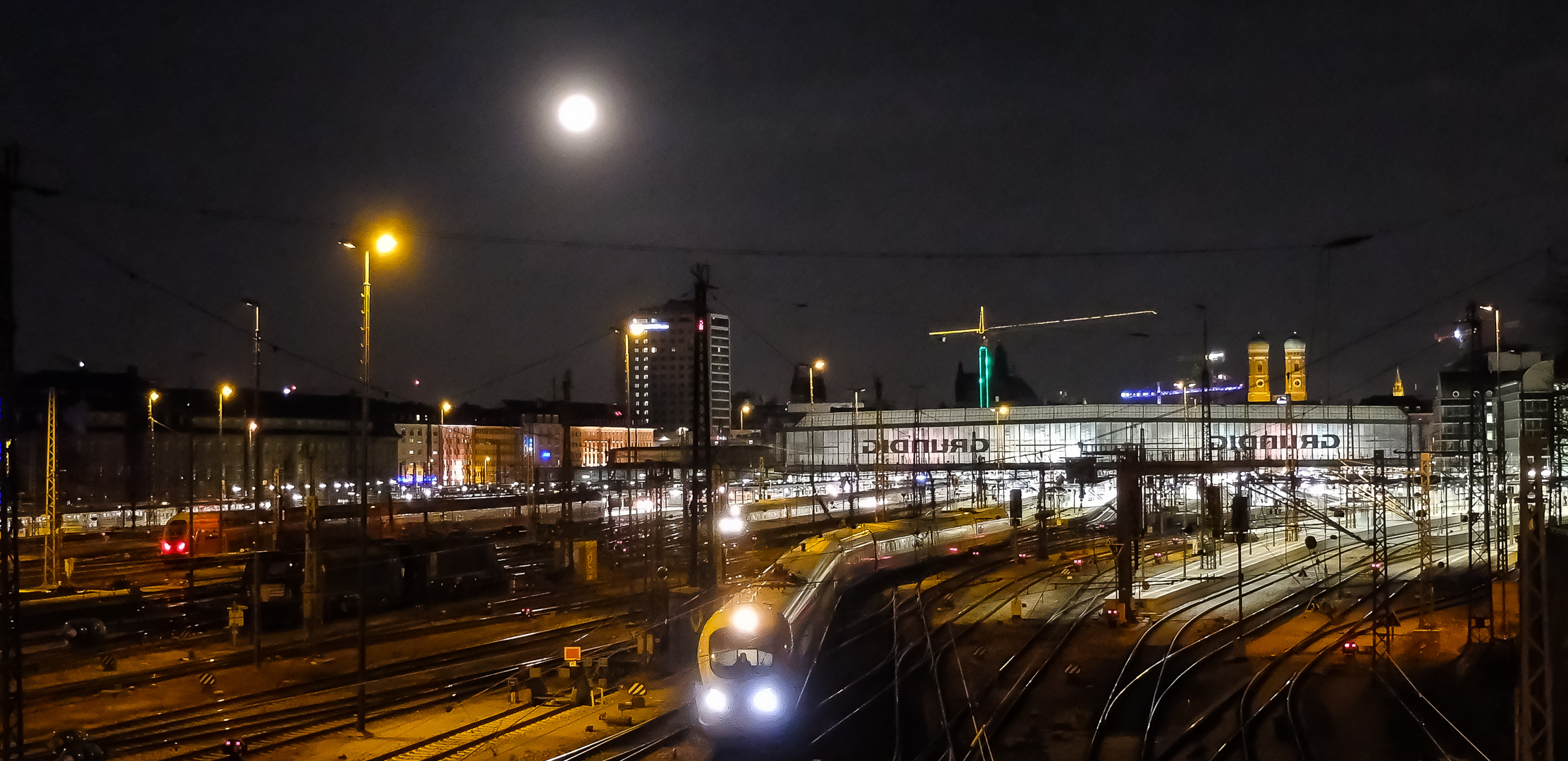 Mond überm Hauptbahnhof (2 von 3)