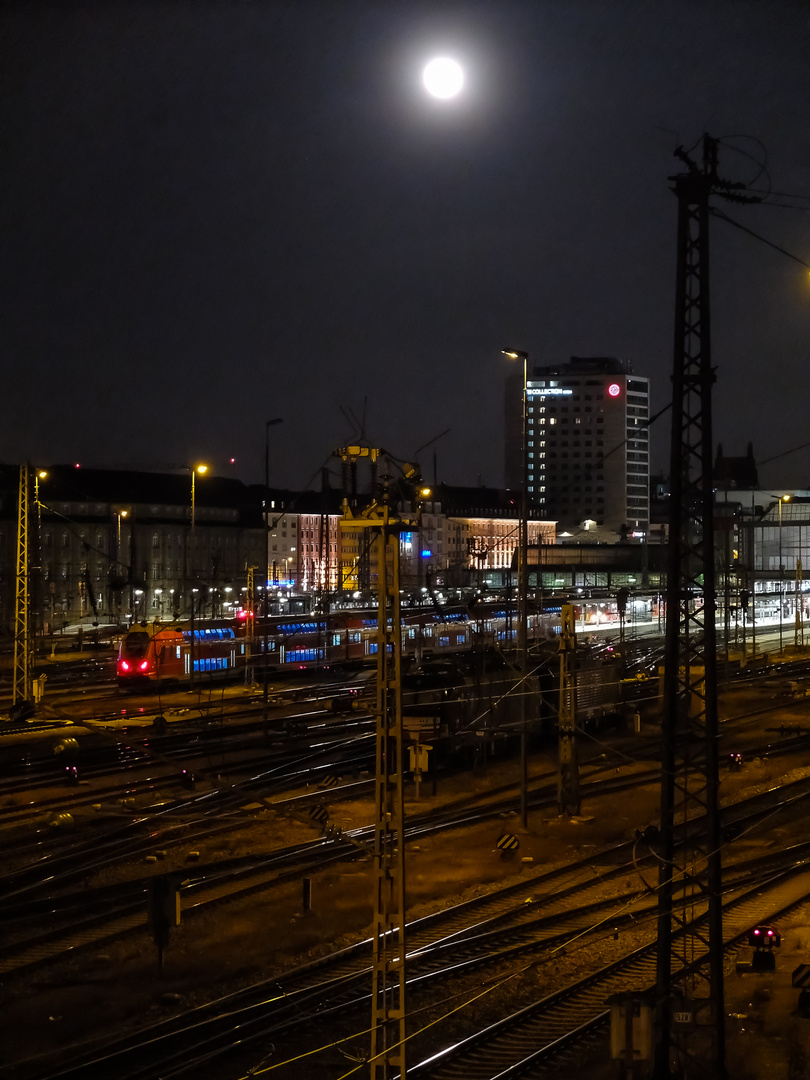 Mond überm Hauptbahnhof (3 von 3)