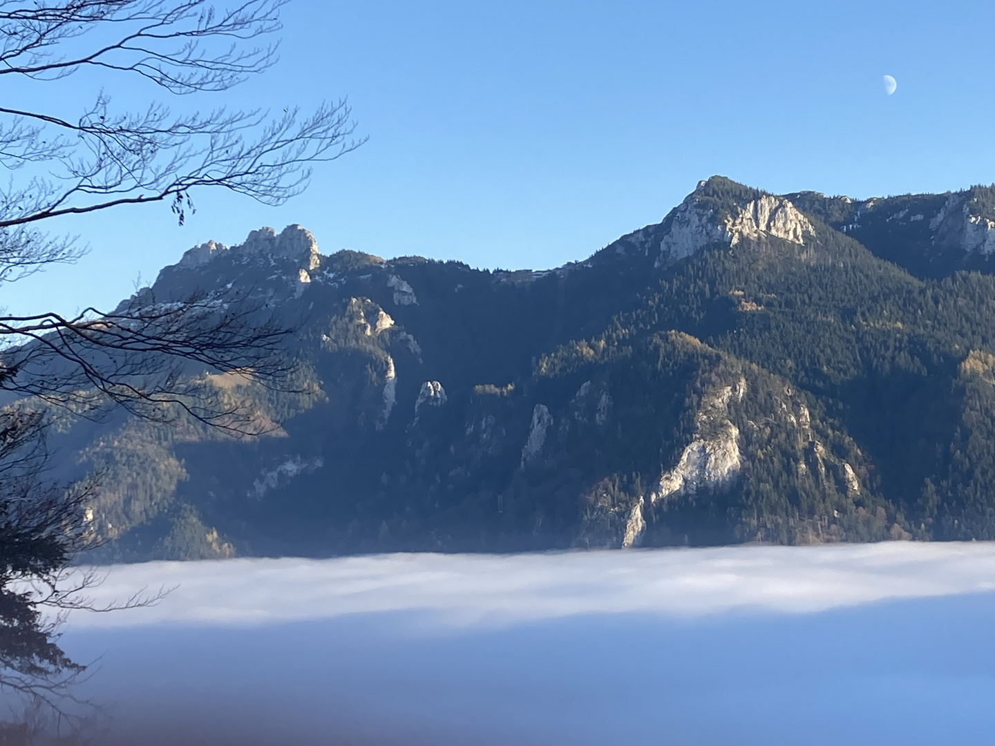 Mond überm Nebelmeer