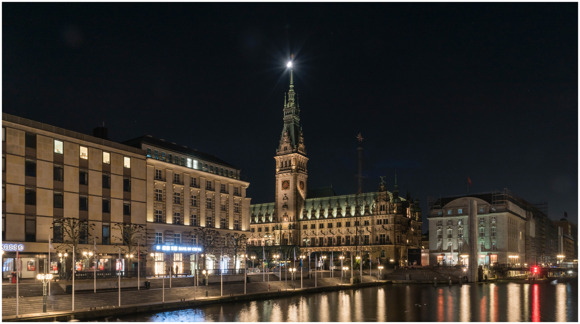 Mond überm Rathaus