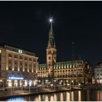 Mond überm Rathaus