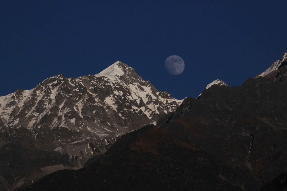 Mond und Berge