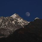 Mond und Berge
