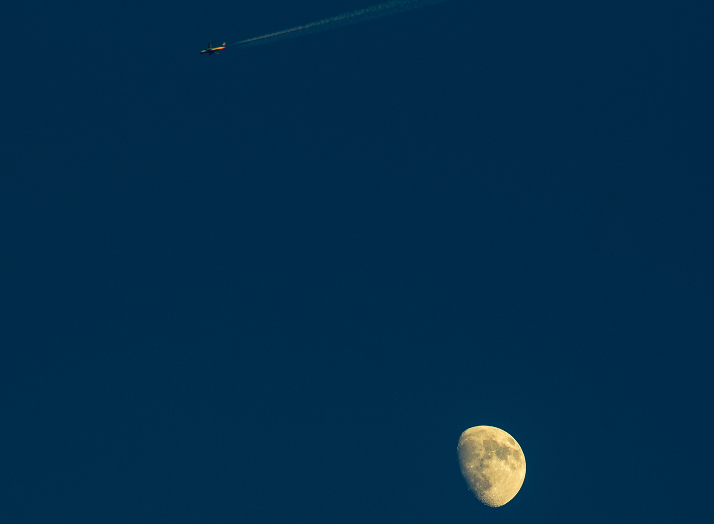 Mond und Flugzeug