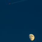 Mond und Flugzeug