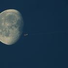 Mond und Flugzeug