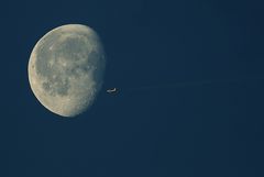 Mond und Flugzeug