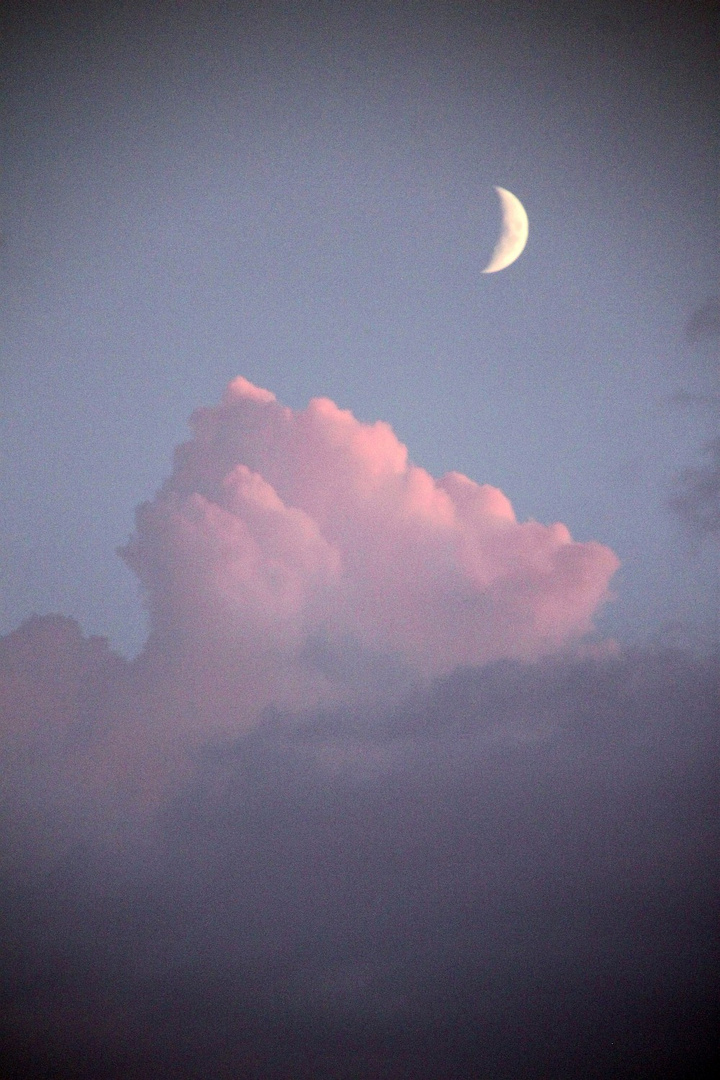 Mond und Gewitterwolke