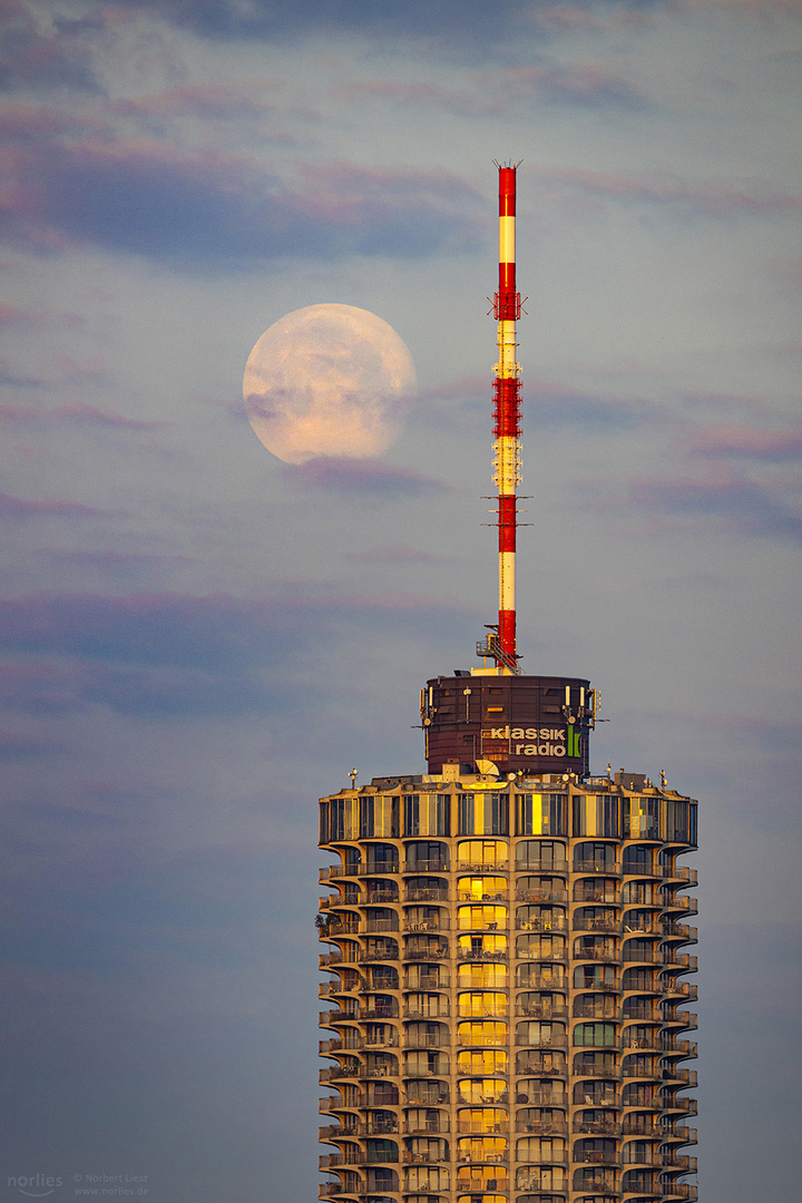 Mond und Hotelturm