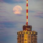 Mond und Hotelturm