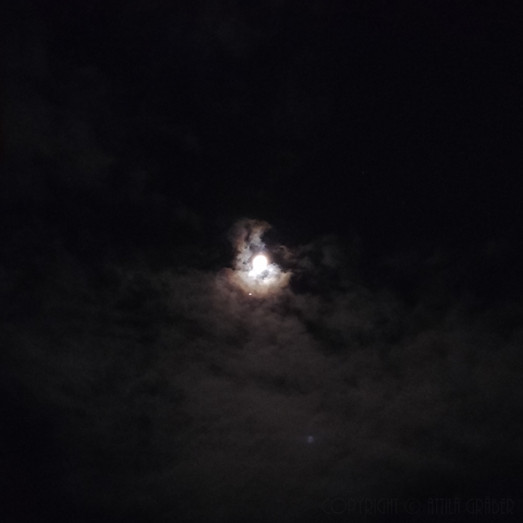 Mond und Jupiter im tosenden Wolkenmeer