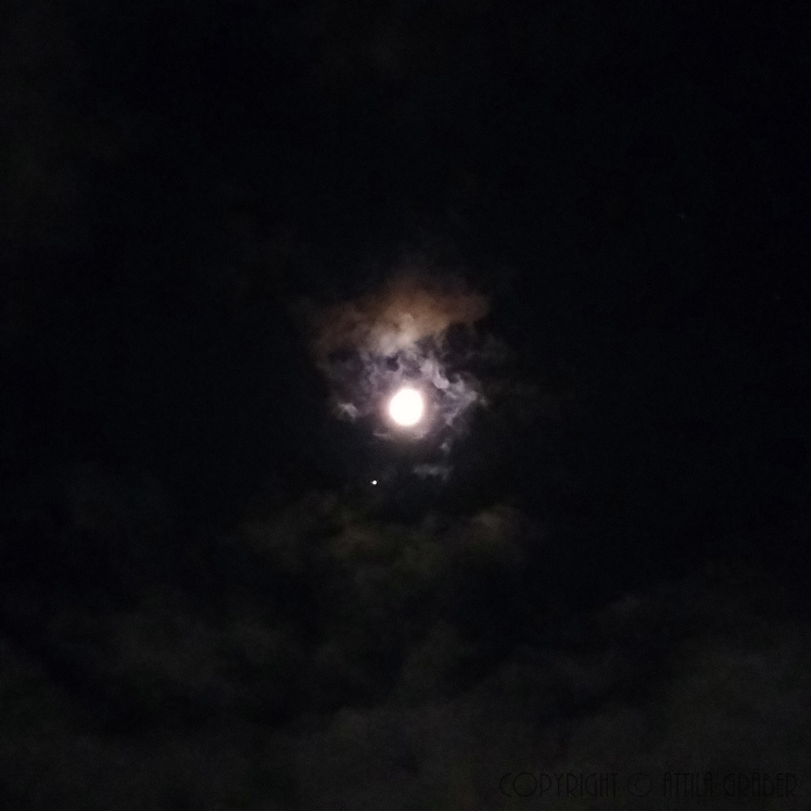 Mond und Jupiter und die Wolken