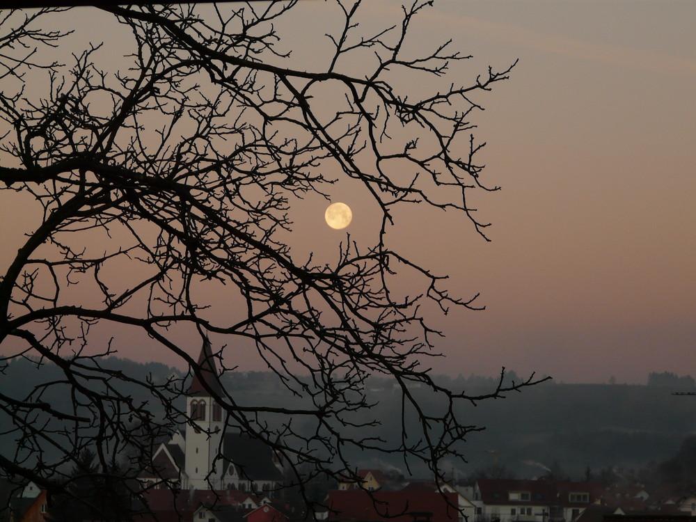 Mond und Kirche