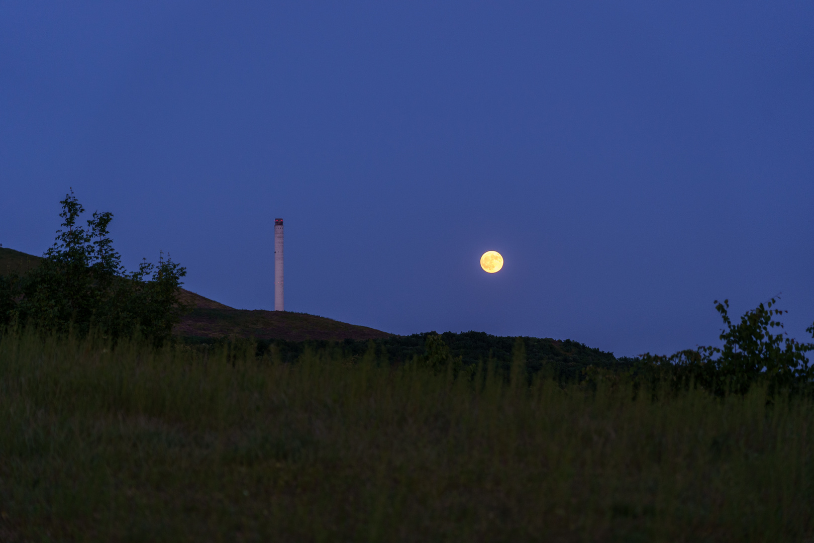 Mond und Kraftwerk