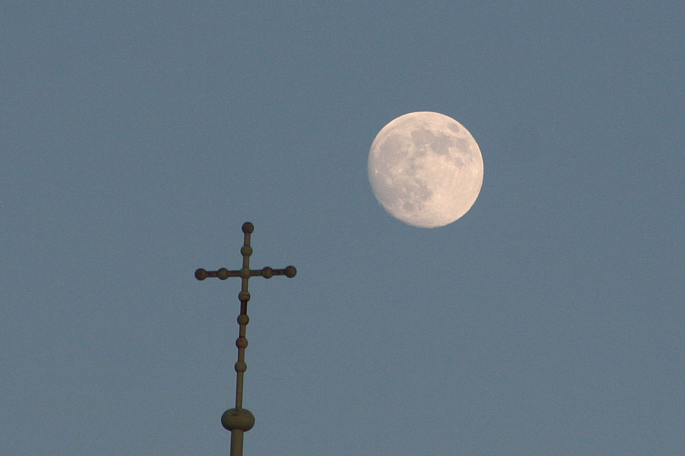 Mond und Kreuz