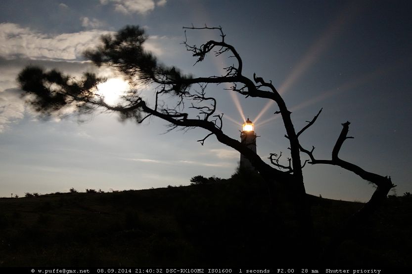 Mond- und Leuchtturmlicht am Himmel über Hiddensee