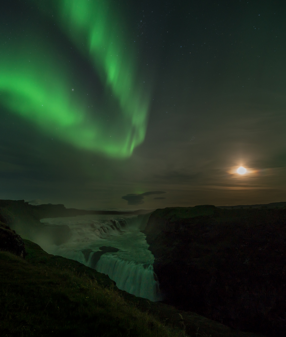 Mond und Polarlicht am Gullfoss