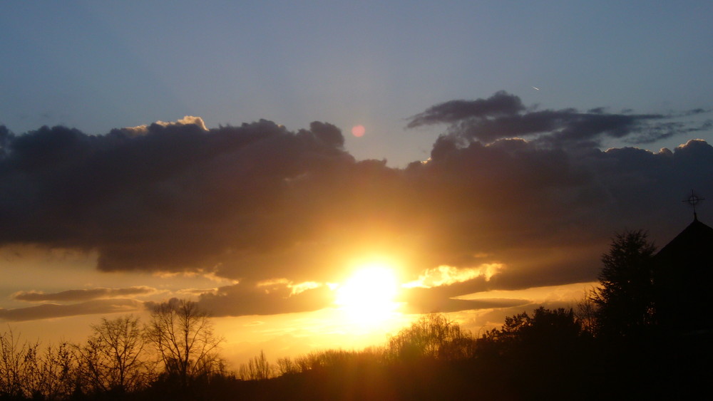 Mond und Sonne sagen sich Gute Nacht