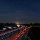 Mond und Sterne über der Autobahn