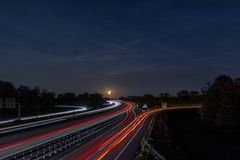 Mond und Sterne über der Autobahn