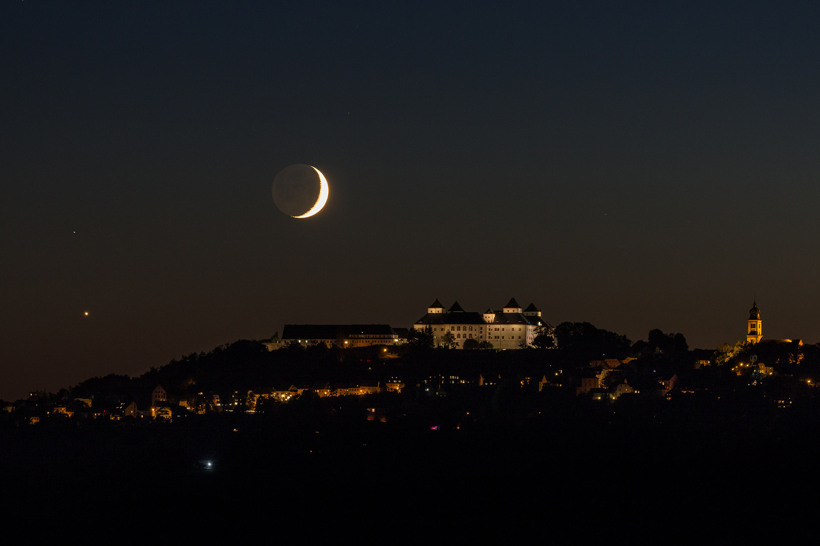 Mond und Venus über der Augustusburg