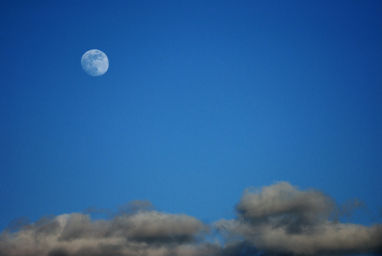 Mond und Wolken