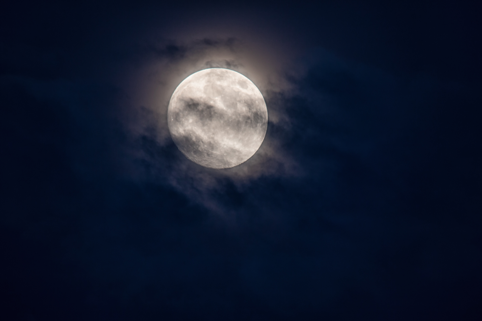 Mond und Wolken