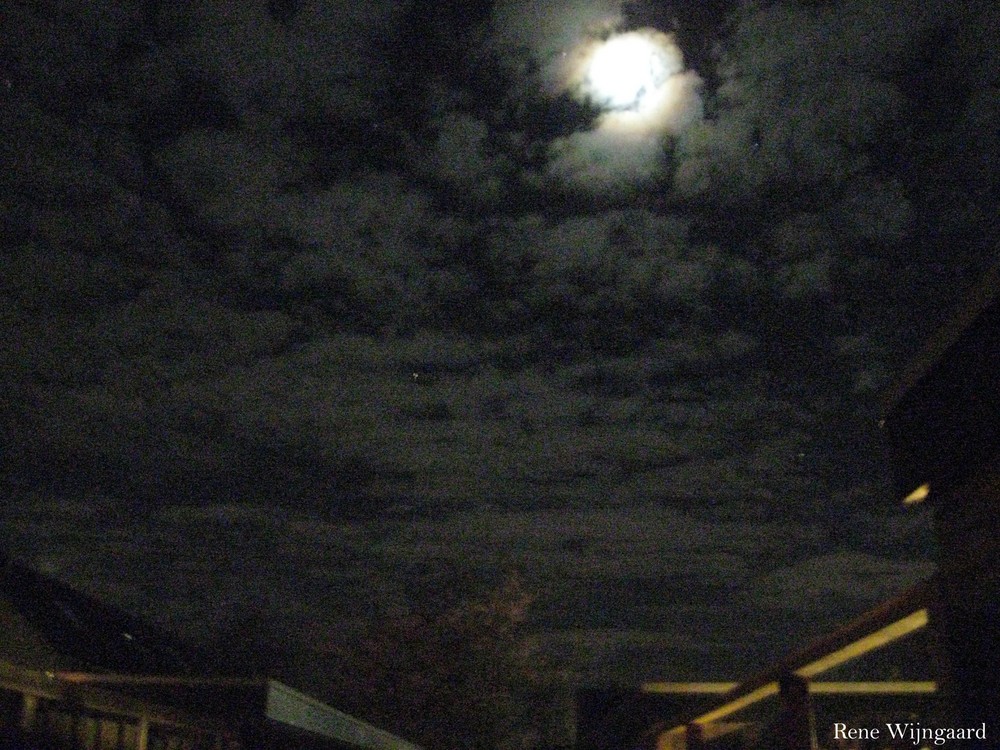 Mond und Wolken