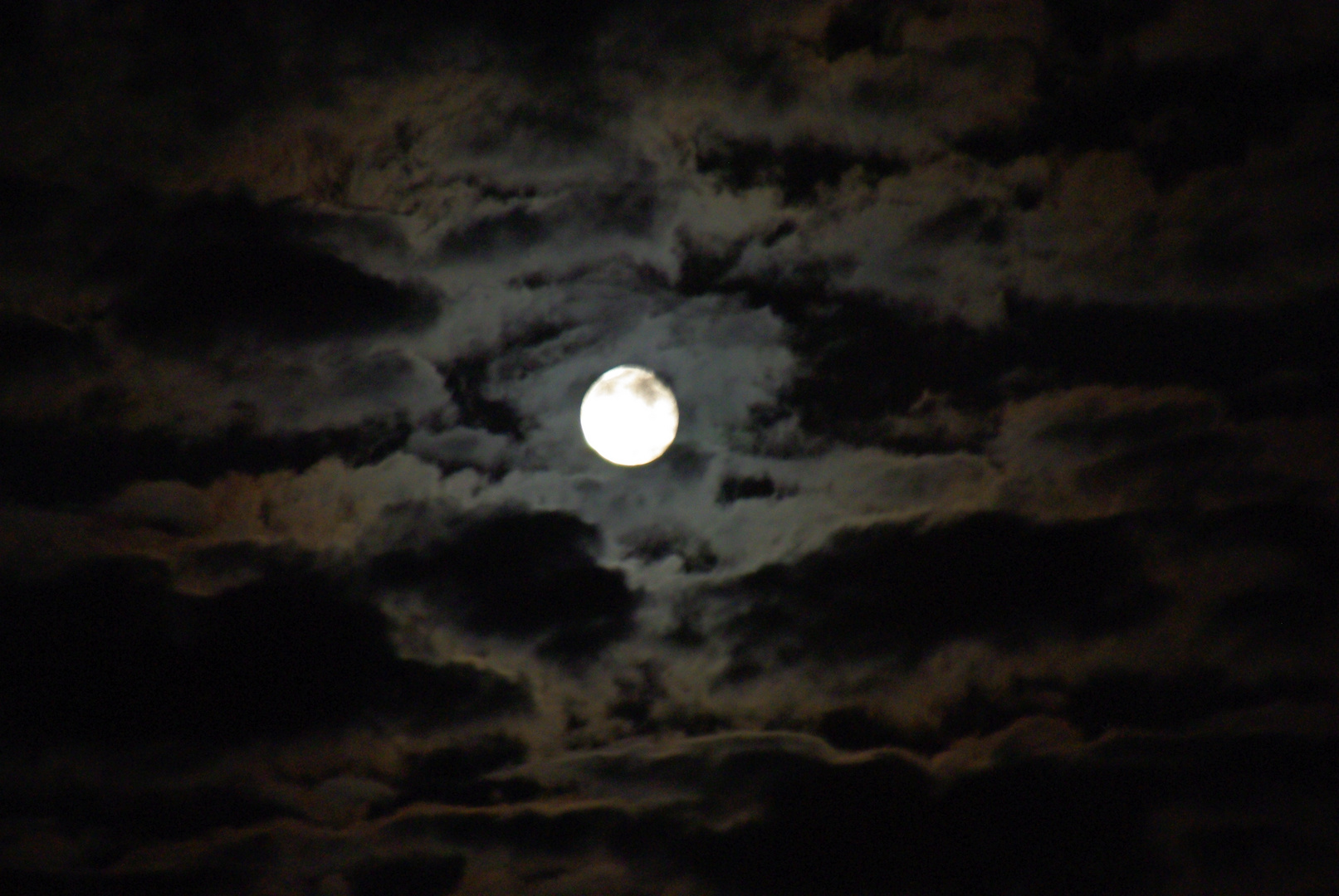 Mond und Wolken