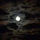 Mond und Wolken