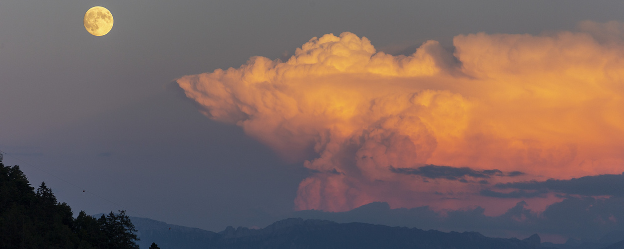 Mond und Wolken