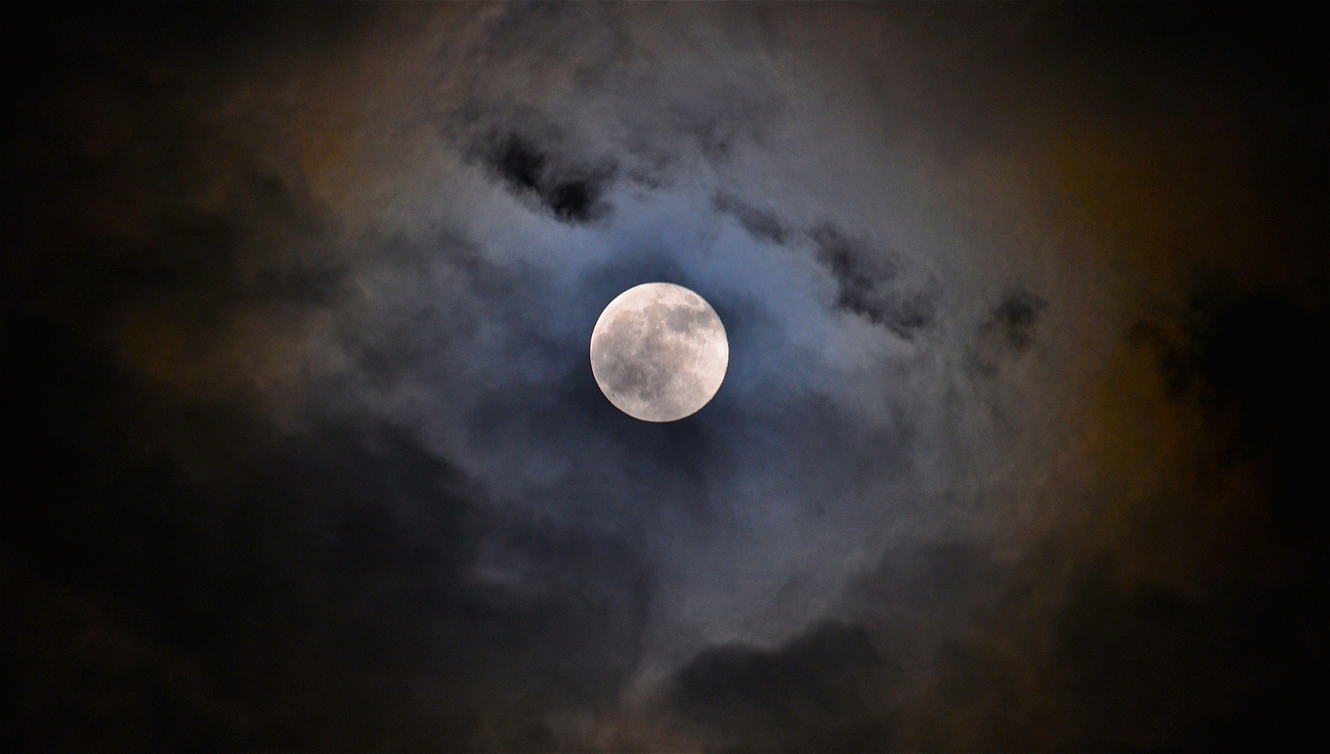 Mond und Wolken