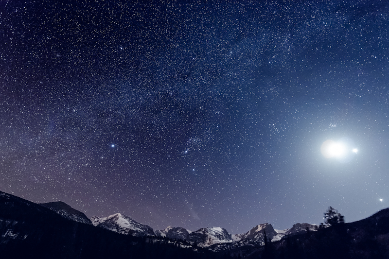 Mond, Venus, Jupiter und ein wenig Milchstraße im Rocky Mountain NP