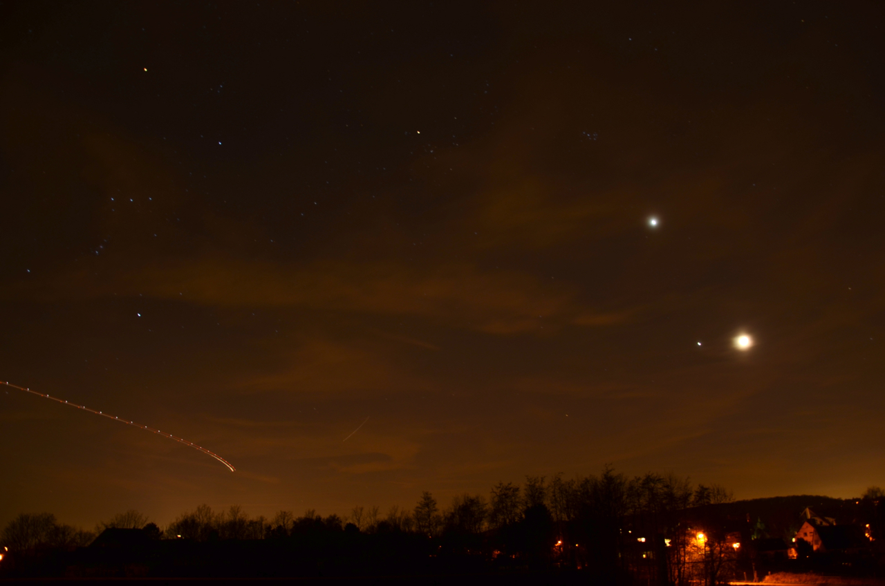 Mond, Venus, Jupiter und Orion über Essen