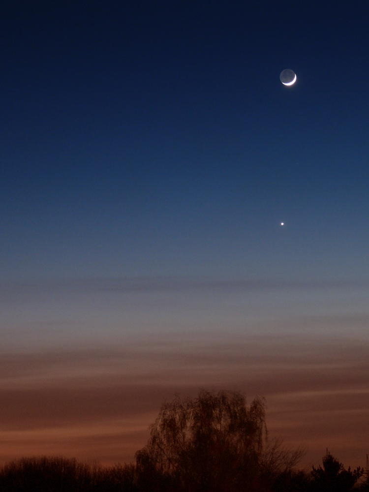 Mond & Venus über Aschewolkendämmerung