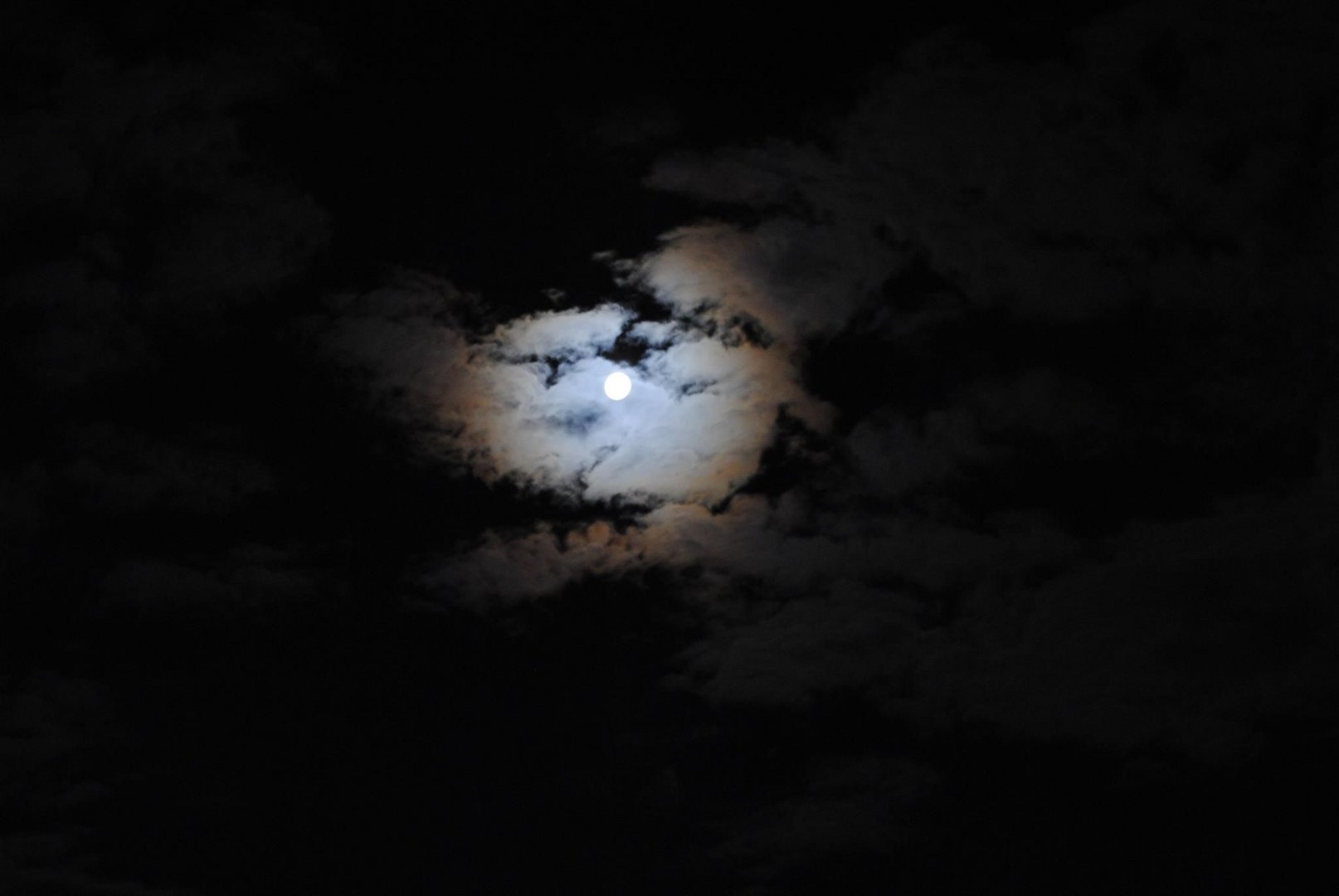 Mond versteckt sich hinter den Wolken