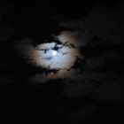 Mond versteckt sich hinter den Wolken