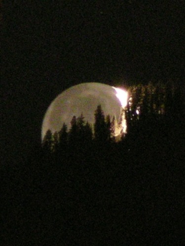 Mond von Erde beleuchtet