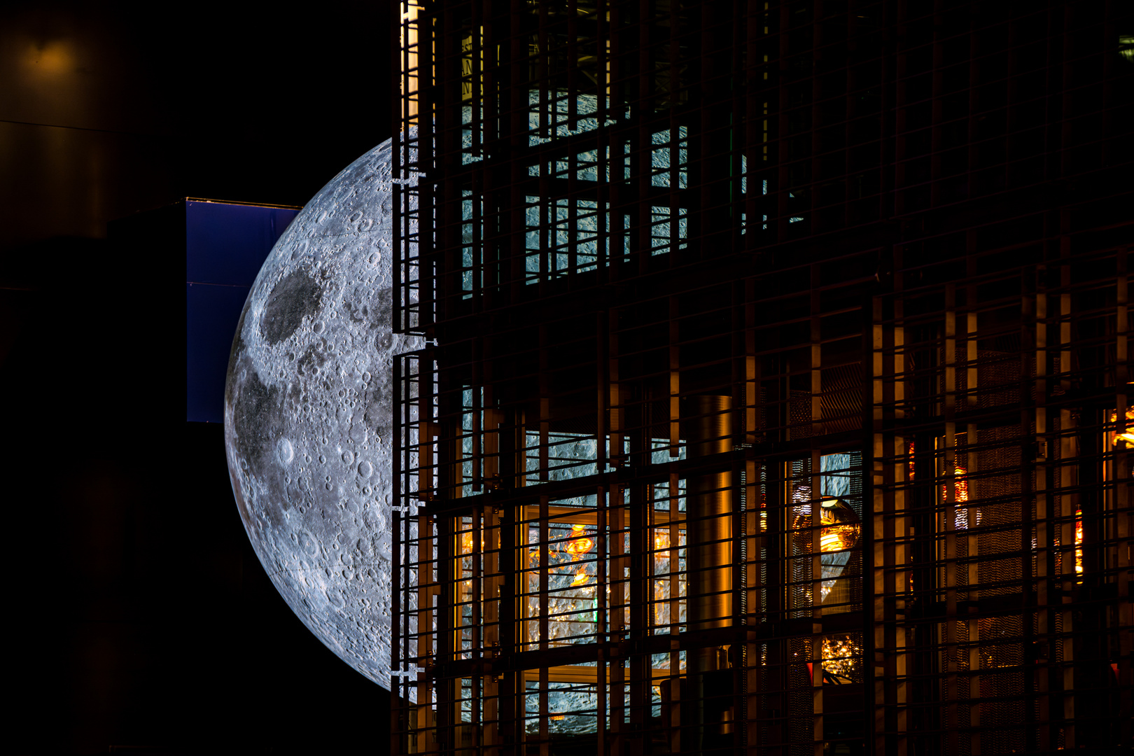 Mond von Luke Jerram am LILU