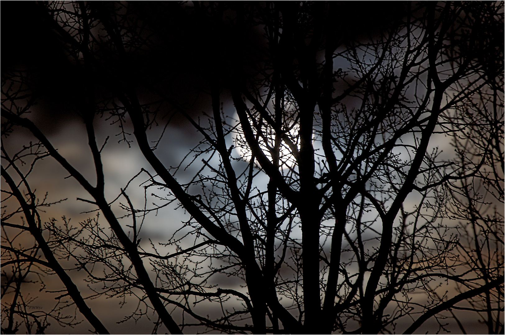 Mond vor dem Balkonfenster