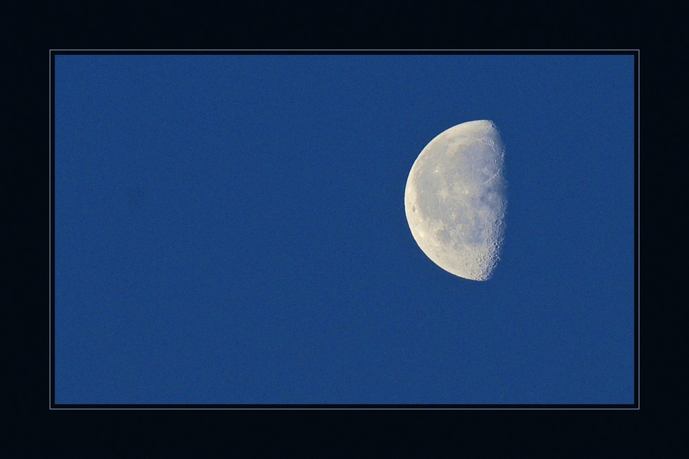 Mond während der blauen Stunde