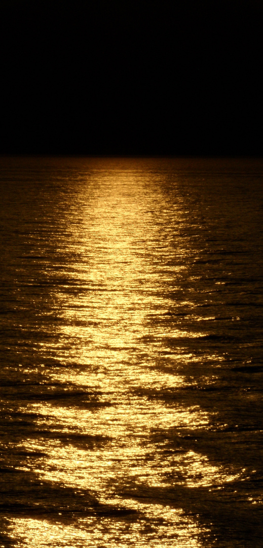 Mond Wasser Gold