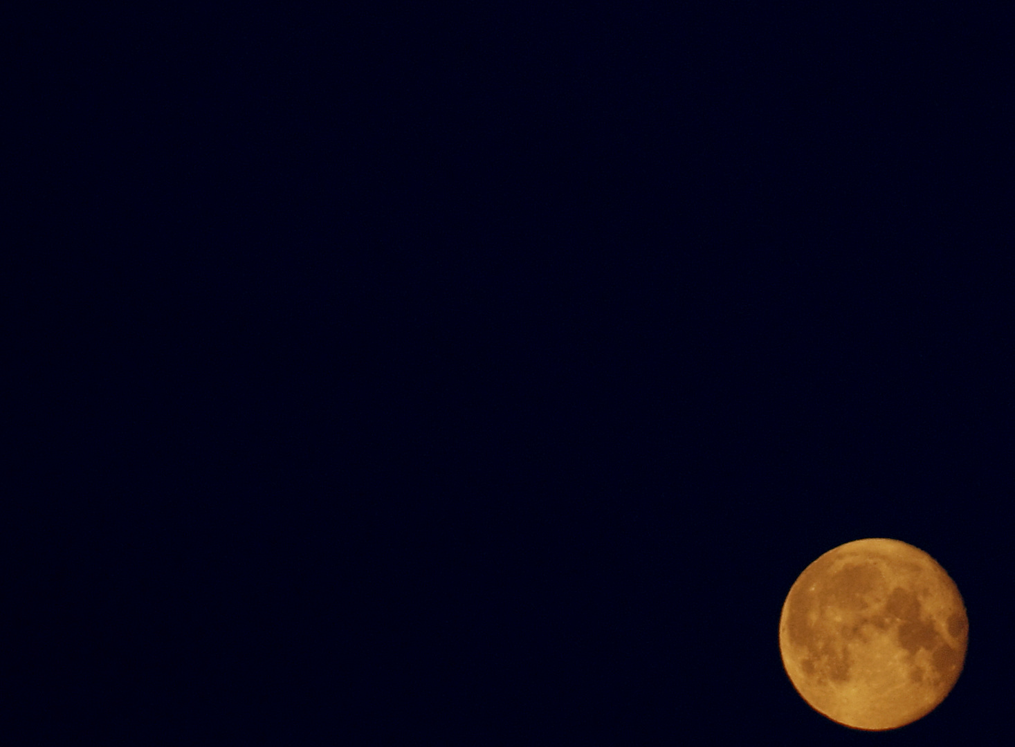 Mond zur Zeit des Vulkanausbruchs in Island