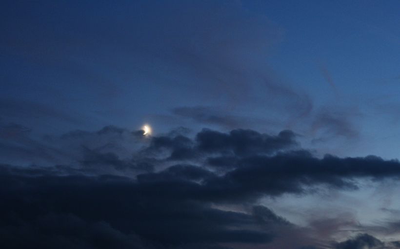 Mond zwischen den Wolken