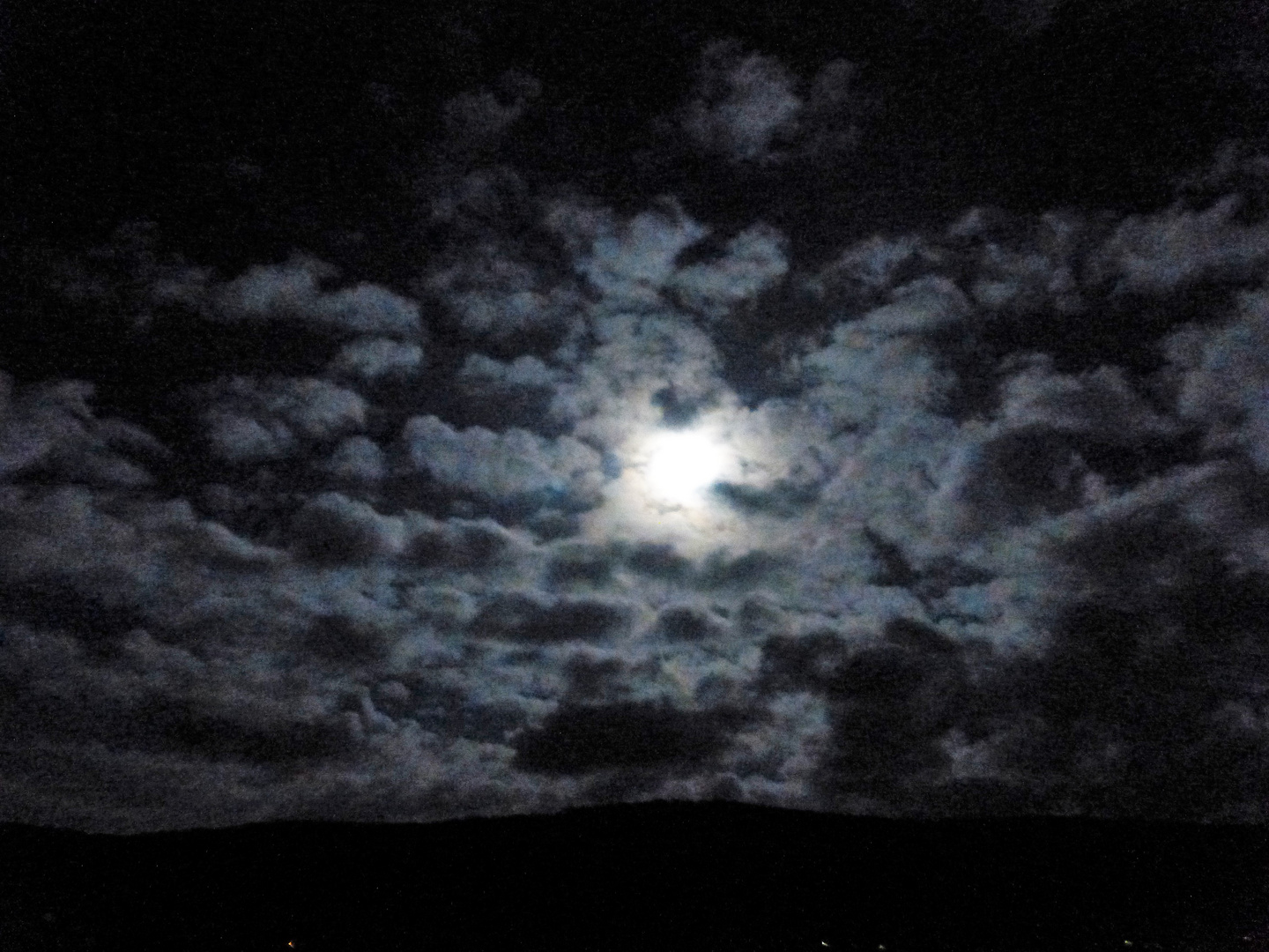 Mond zwischen Wolken