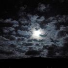 Mond zwischen Wolken