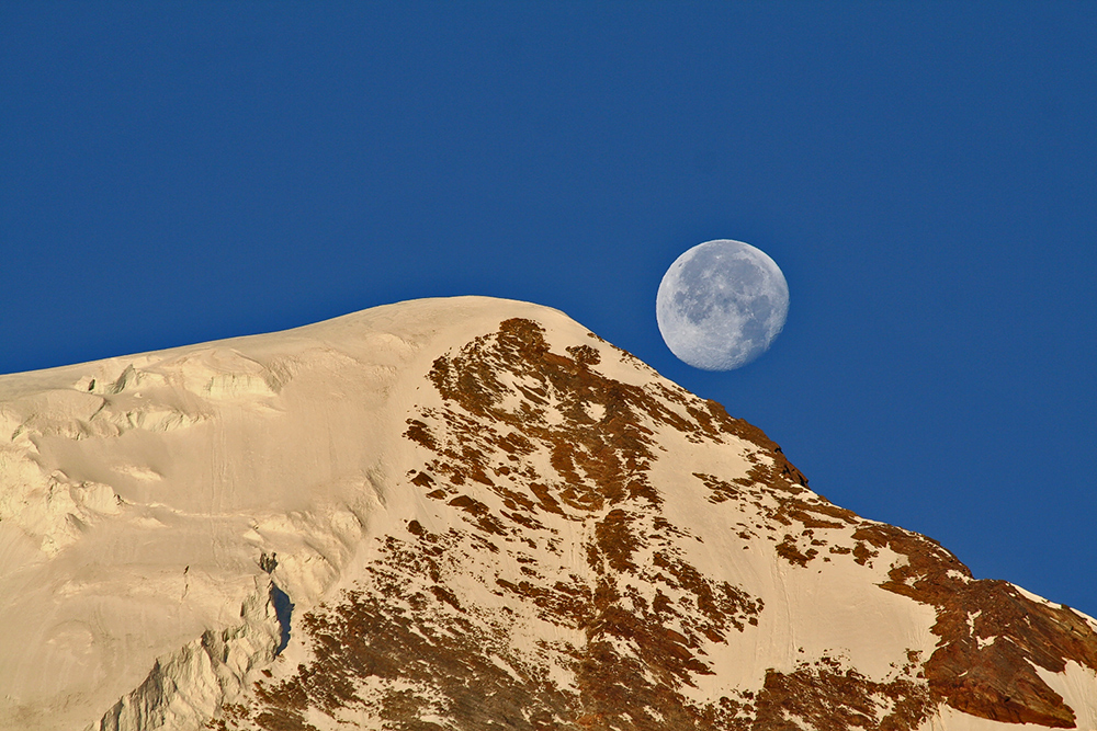 Mondabstieg über dem Alphubel beim Sonnenaufgang Teil 2