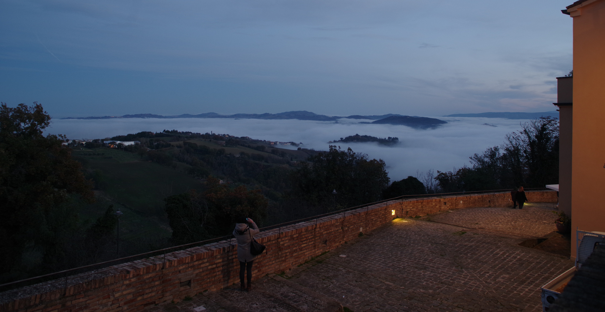 MONDAINO (RN)  SOPRA UN  MARE   DI  NEBBIA